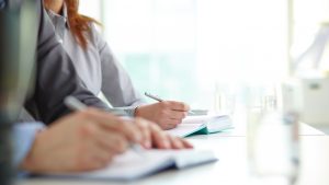 Se reconvertir vers les métiers du bien-être et de la prévention des risques psychosociaux : enjeux, parcours et perspectives