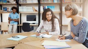 Pourquoi choisir une école de commerce et de management pour accélérer sa carrière ?